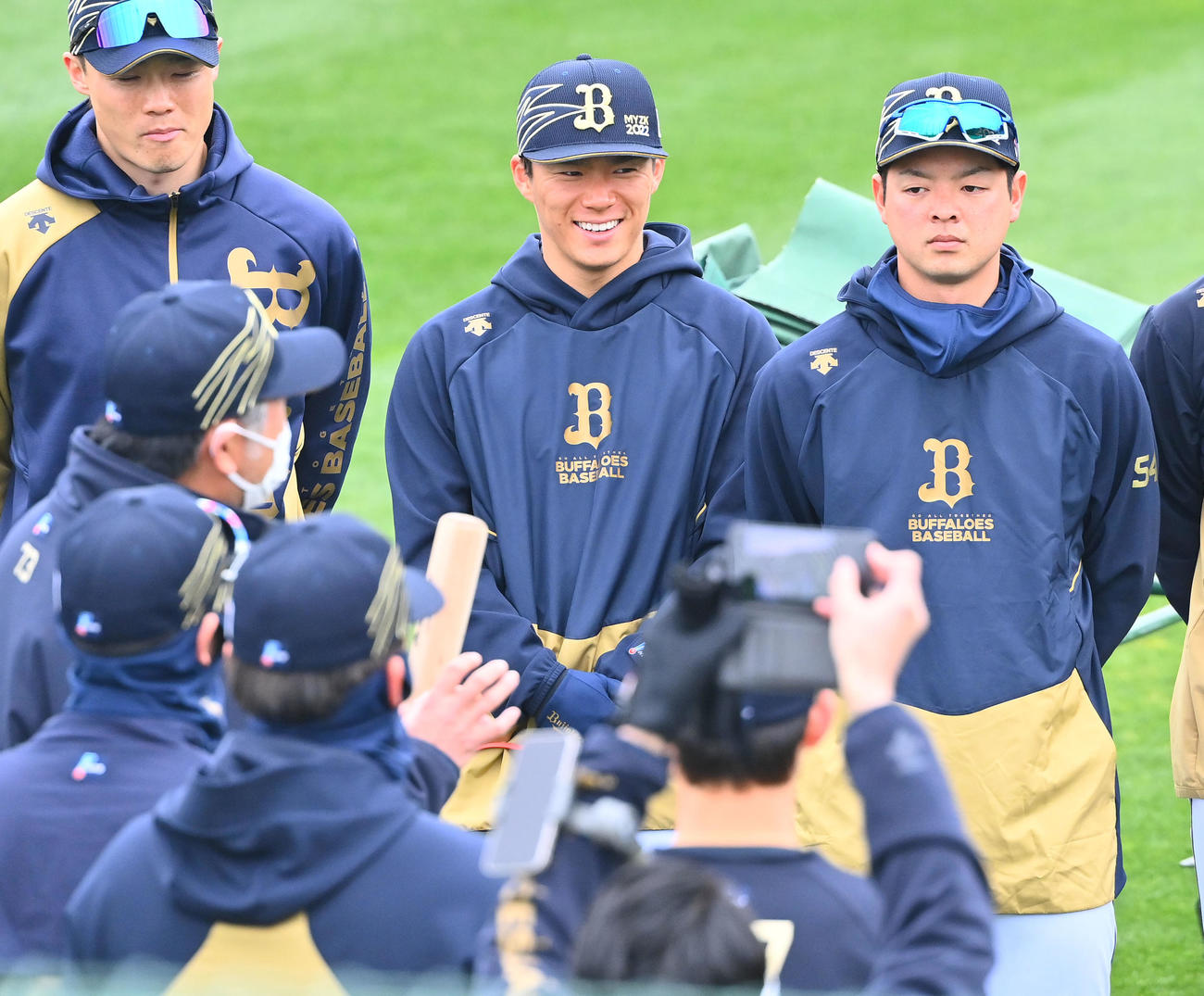練習前、笑顔でミーティングに参加するオリックス山本（撮影・和賀正仁）