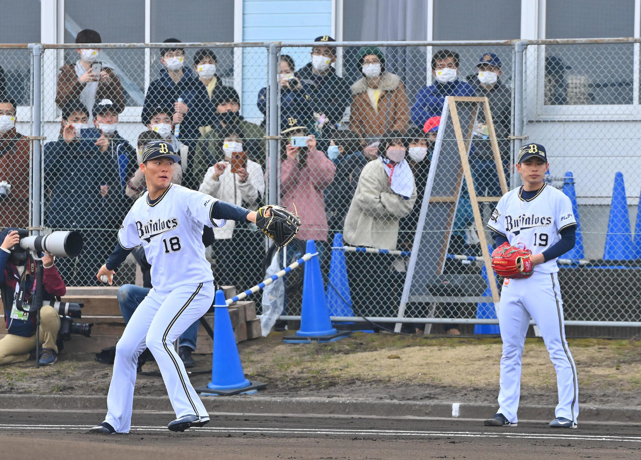 ファンの視線を浴びながらキャッチボールするオリックス山本。右は山岡（撮影・和賀正仁）