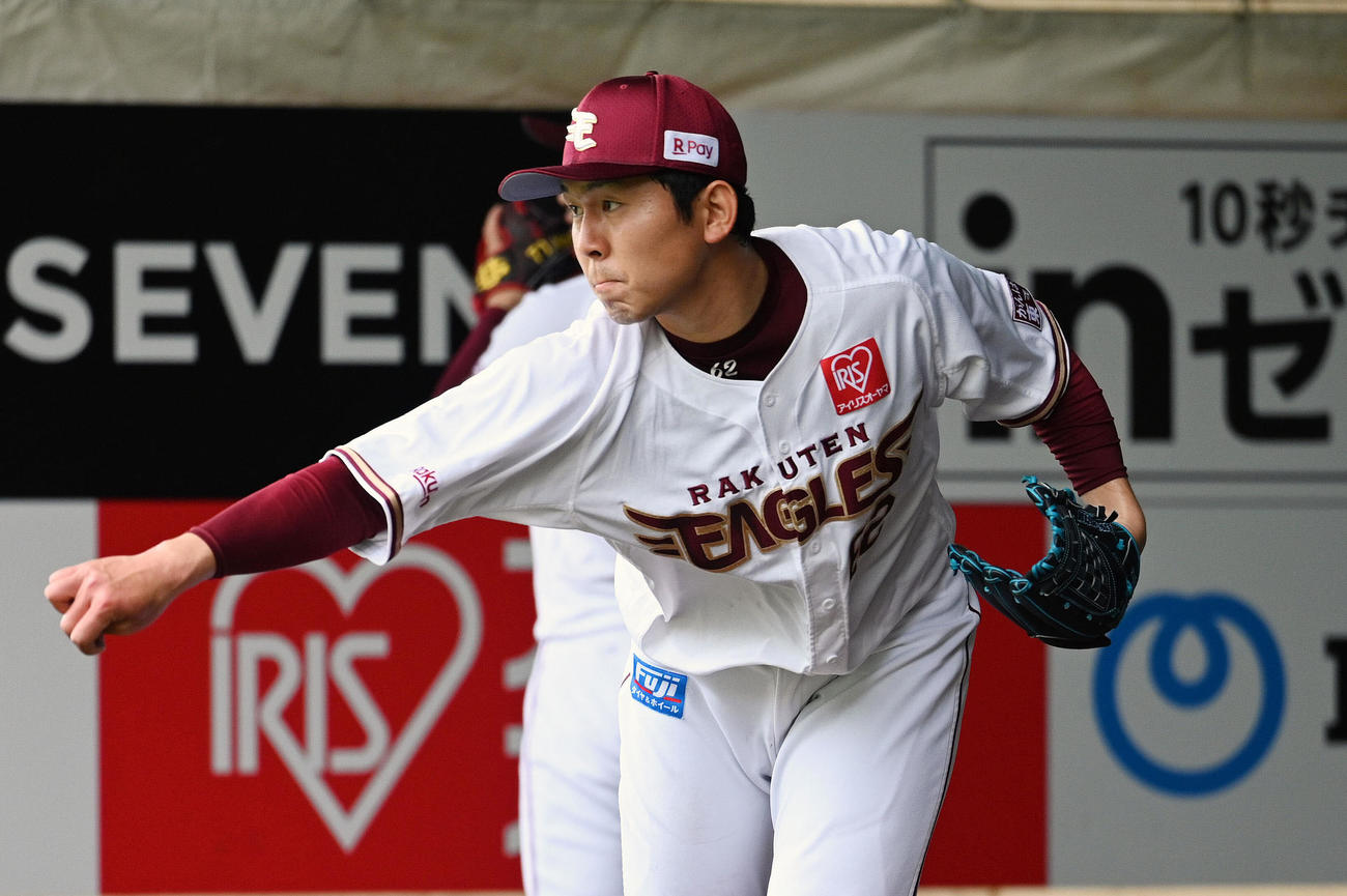 ブルペンで投球練習する楽天西口（撮影・滝沢徹郎）