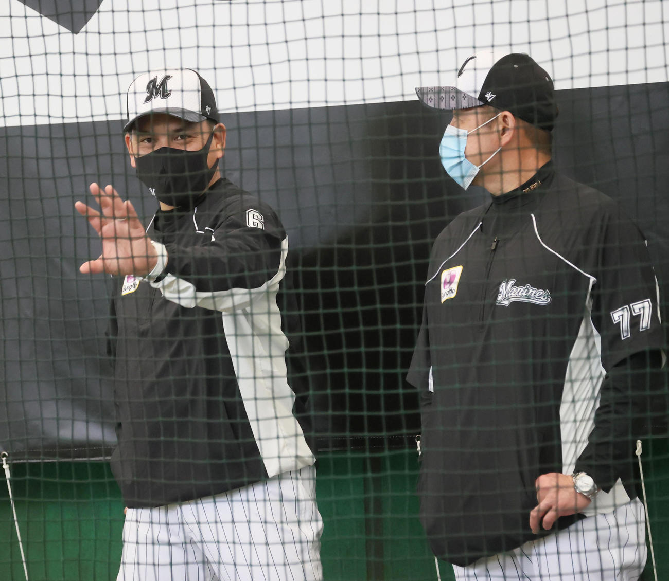 ブルペンで井口監督（左）は木村投手コーチと話す