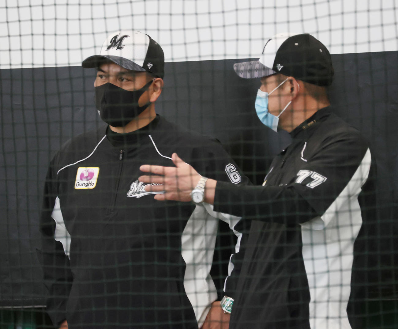ブルペンで井口監督（左）は木村投手コーチと話す