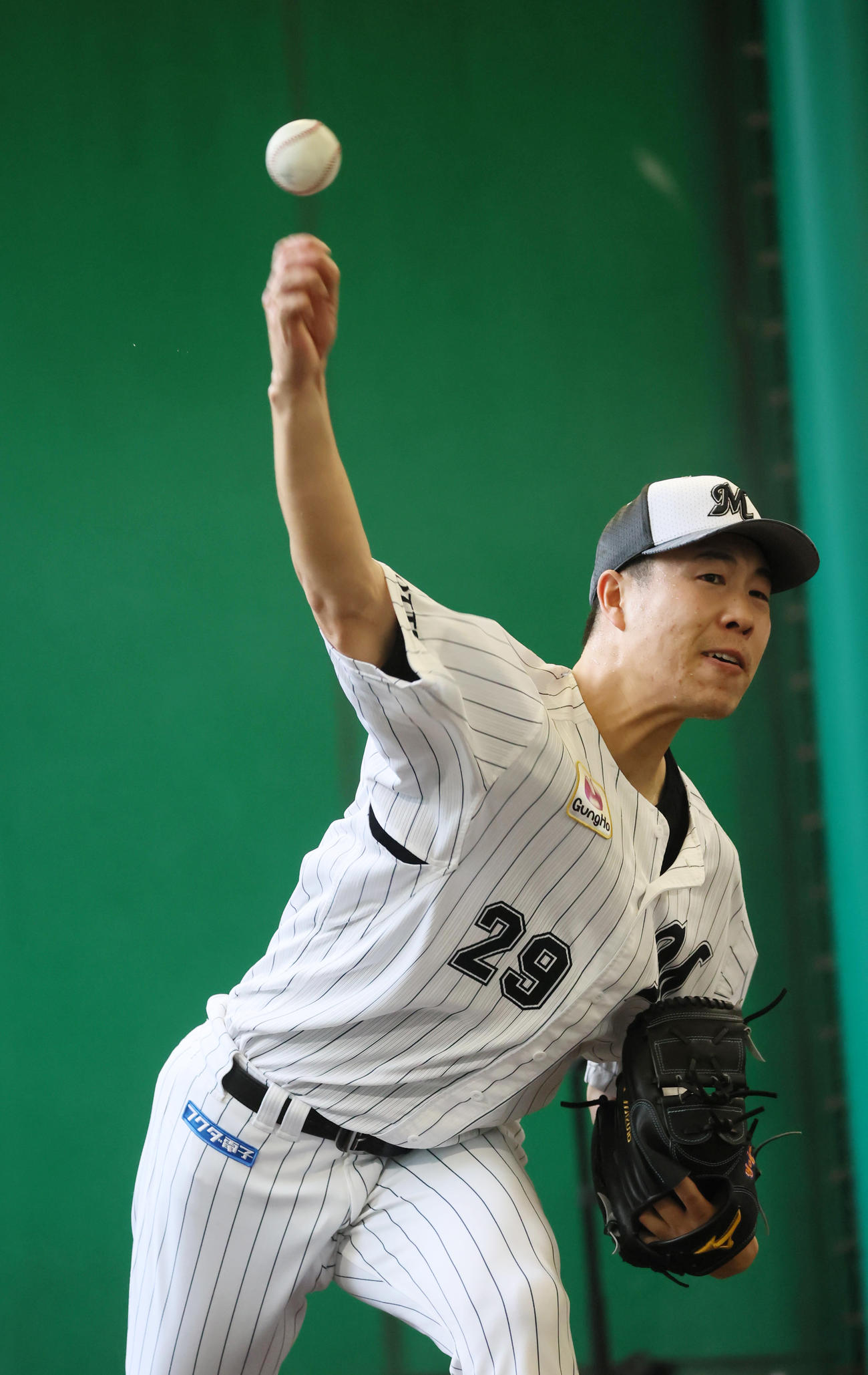 ロッテ石垣島キャンプ2日日、ブルペンで投球練習する西野