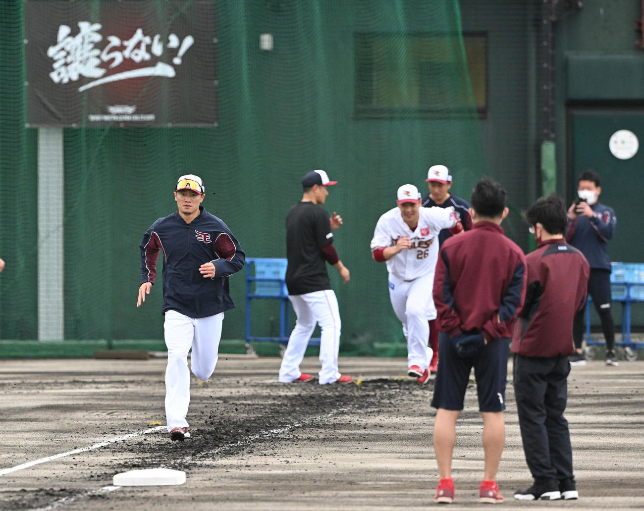 ベースランニングで壮快に走る楽天西川（左）（撮影・滝沢徹郎）
