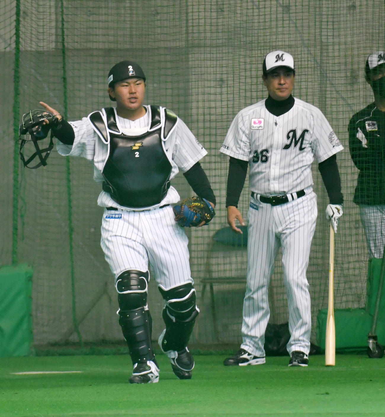 投内連係で指示を出すロッテ松川。右は森脇ヘッドコーチ（撮影・柴田隆二）