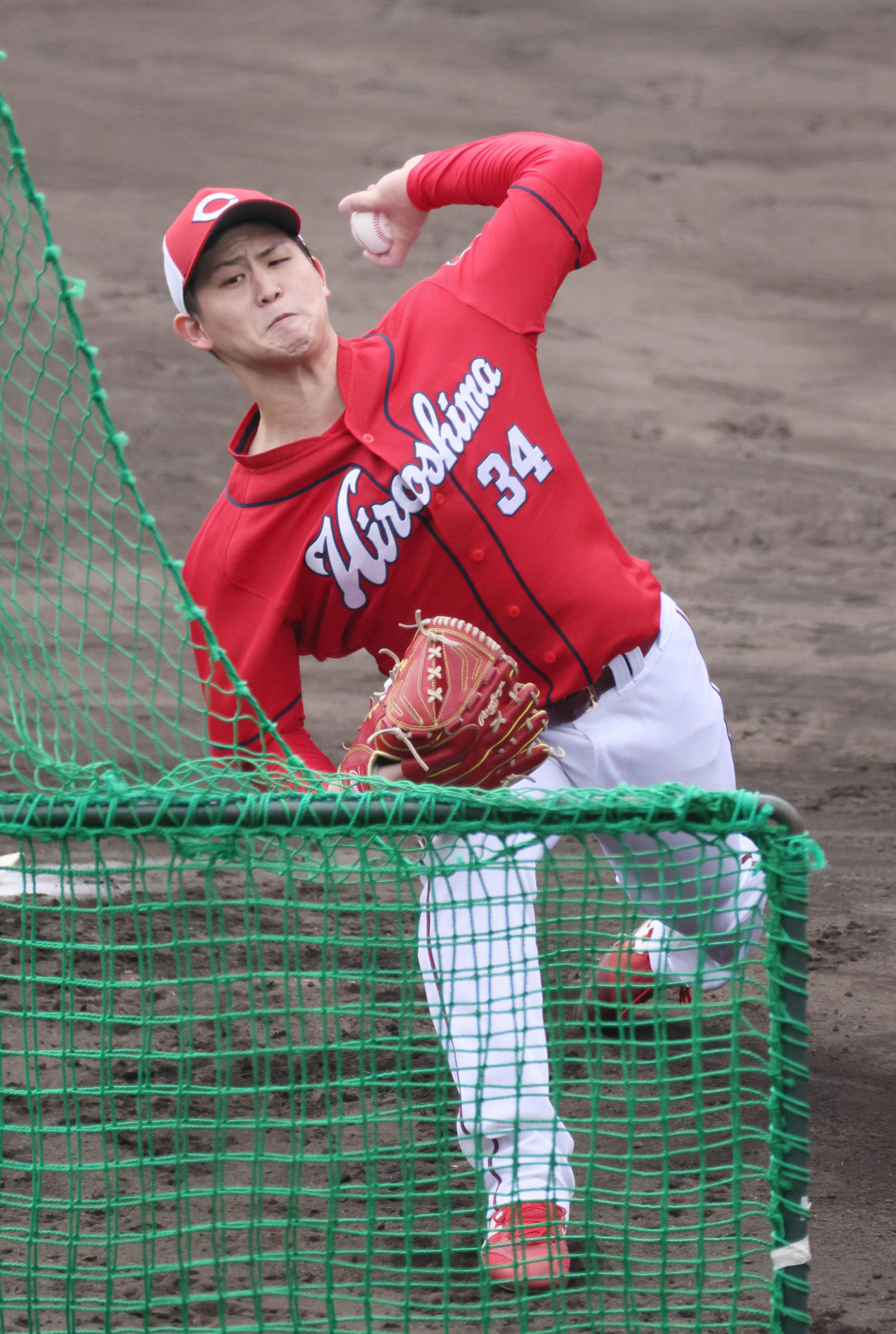 打撃投手務める広島高橋昂（撮影・加藤孝規）