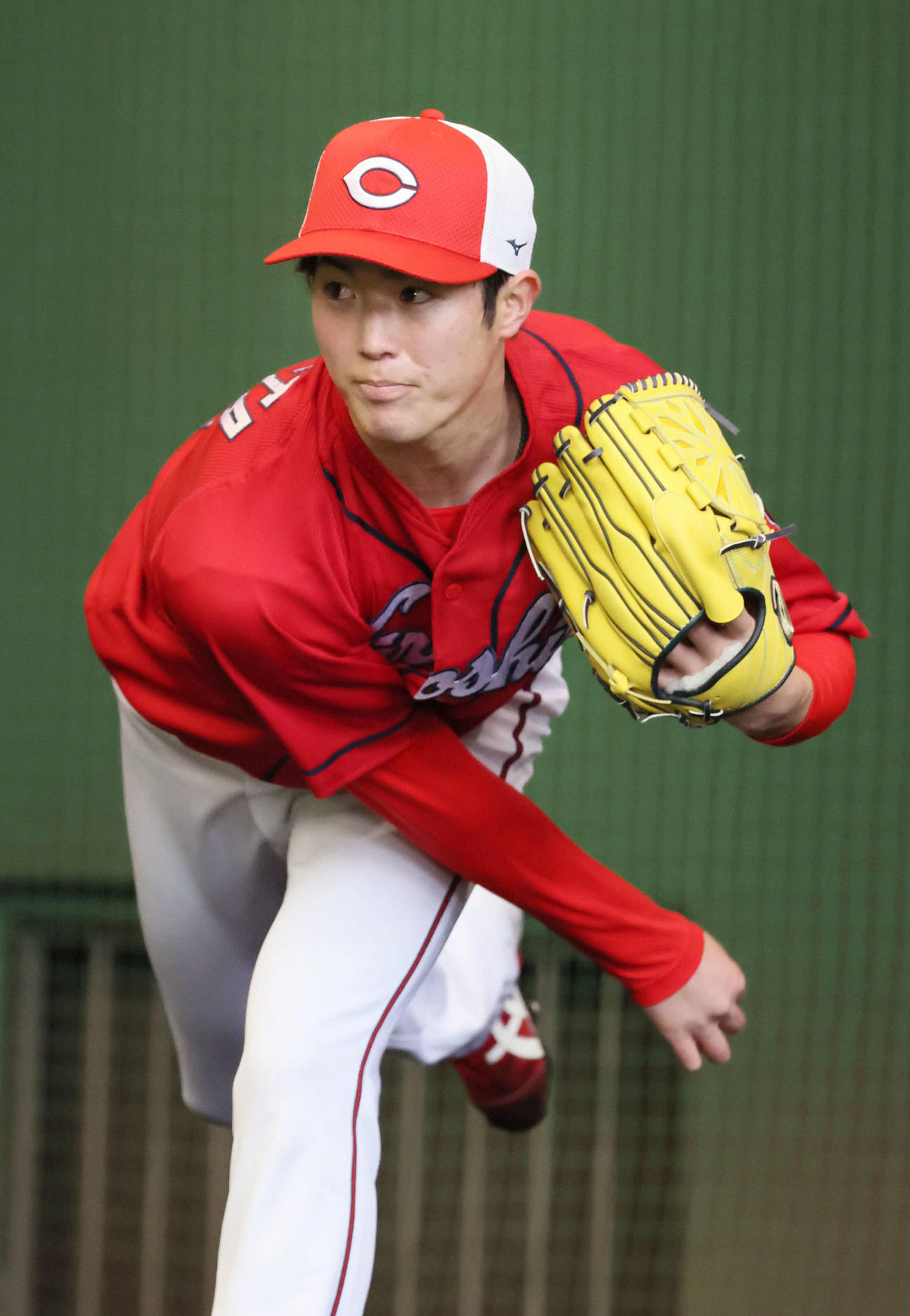 ブルペンで投球する森下暢仁（撮影・加藤孝規）