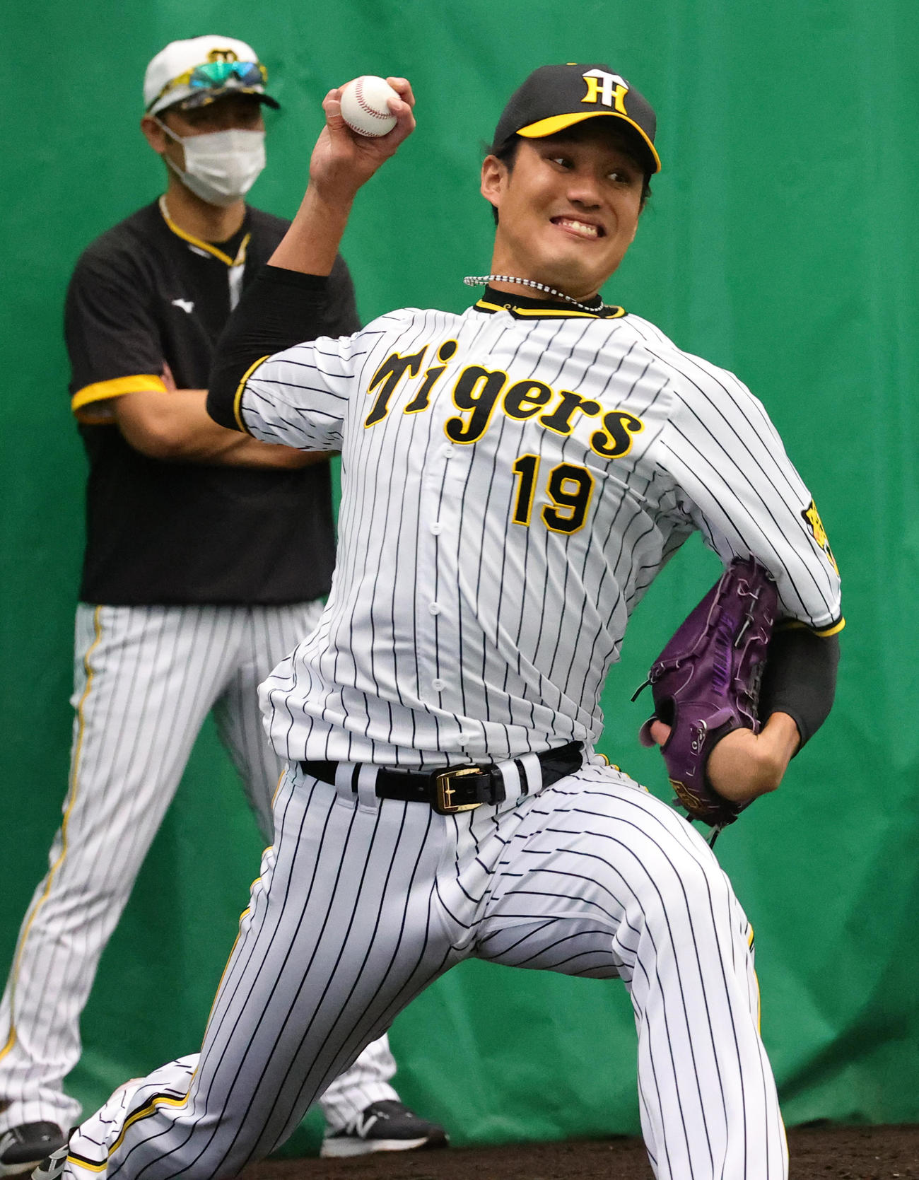 ブルペンで投球する藤浪。後方は金村投手コーチ（撮影・上山淳一）