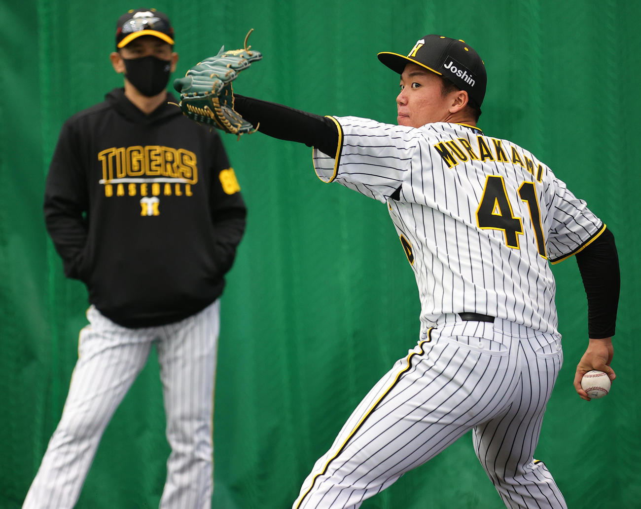 矢野監督（左）の視線を浴びながらブルペンで投げこむ村上（撮影・上山淳一）