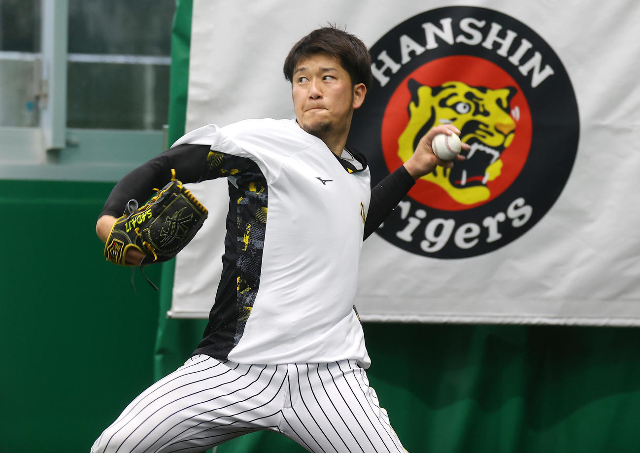 ブルペンで投球する岩貞（撮影・上山淳一）