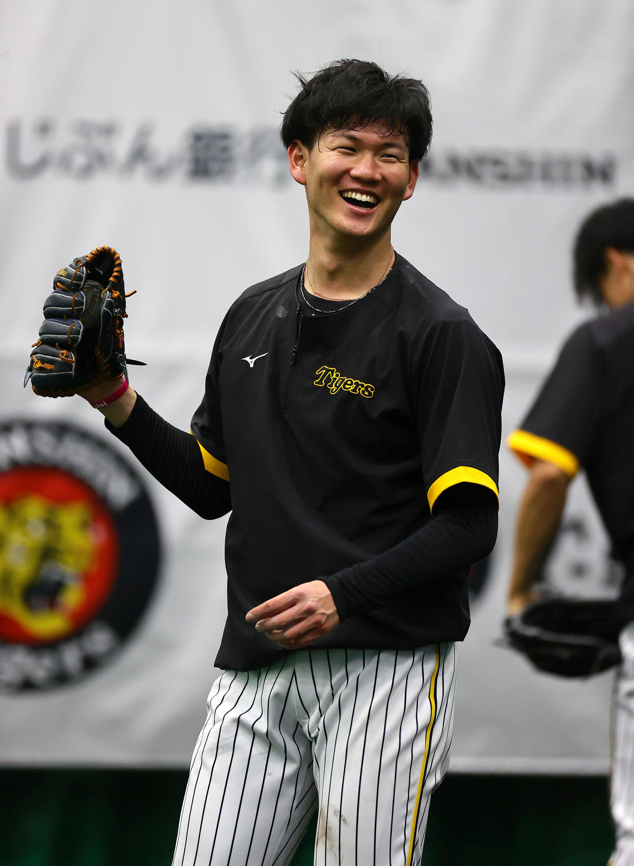 ブルペンで笑顔を見せる及川（撮影・上山淳一）
