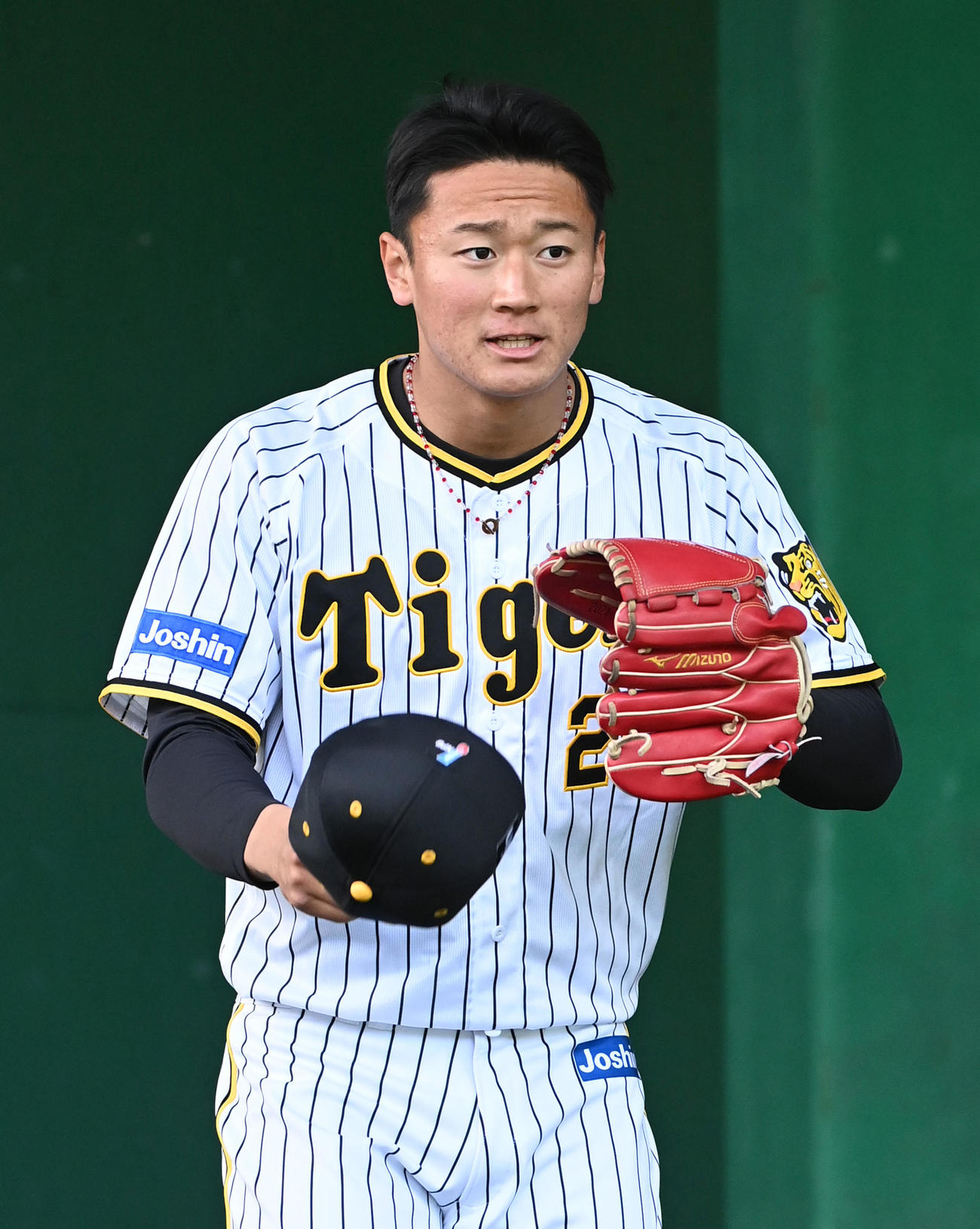 ブルペン入りした阪神森木は捕手の栄枝裕貴に一礼（撮影・前岡正明）