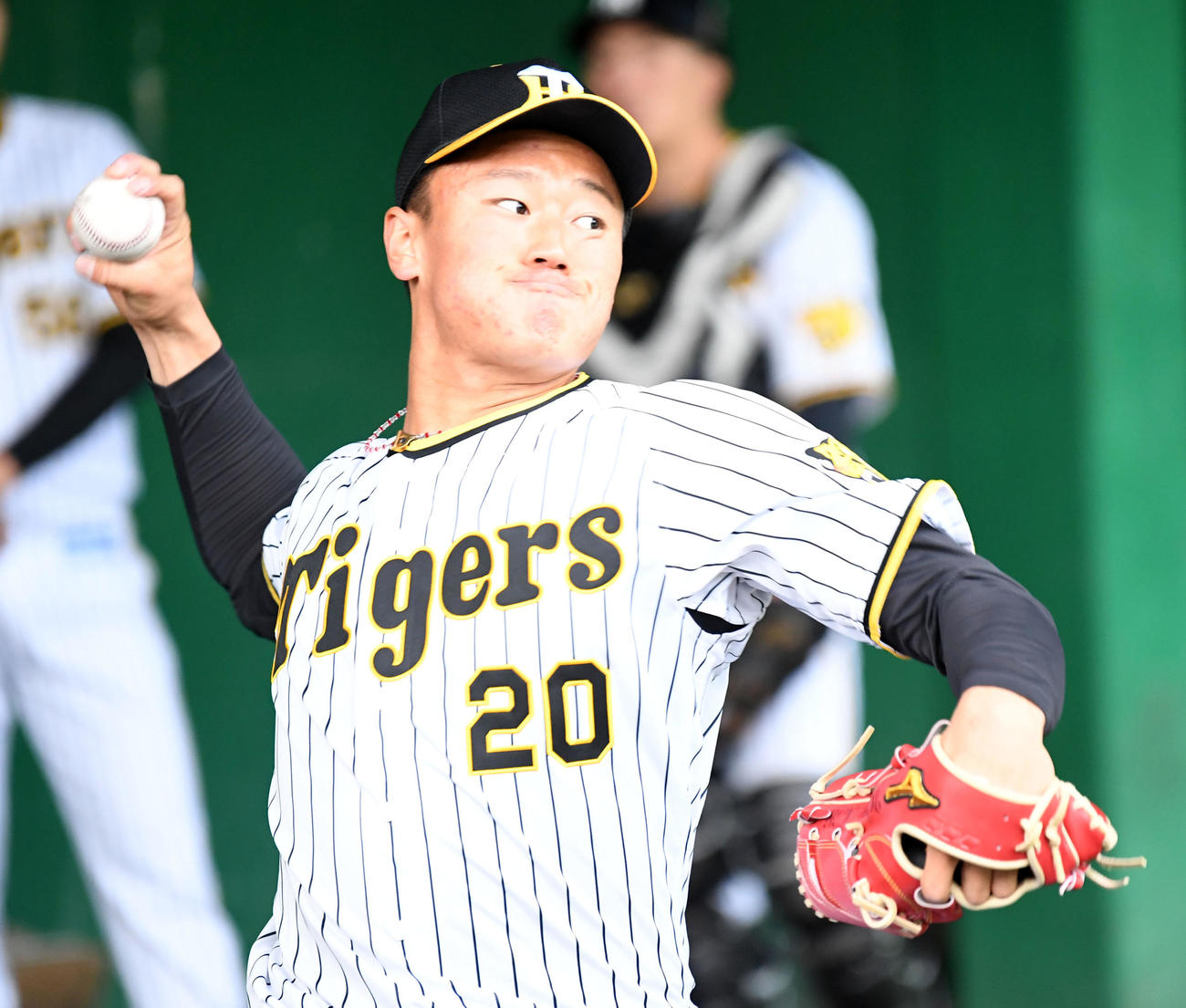 ブルペンで投球練習を行う森木（撮影・前岡正明）