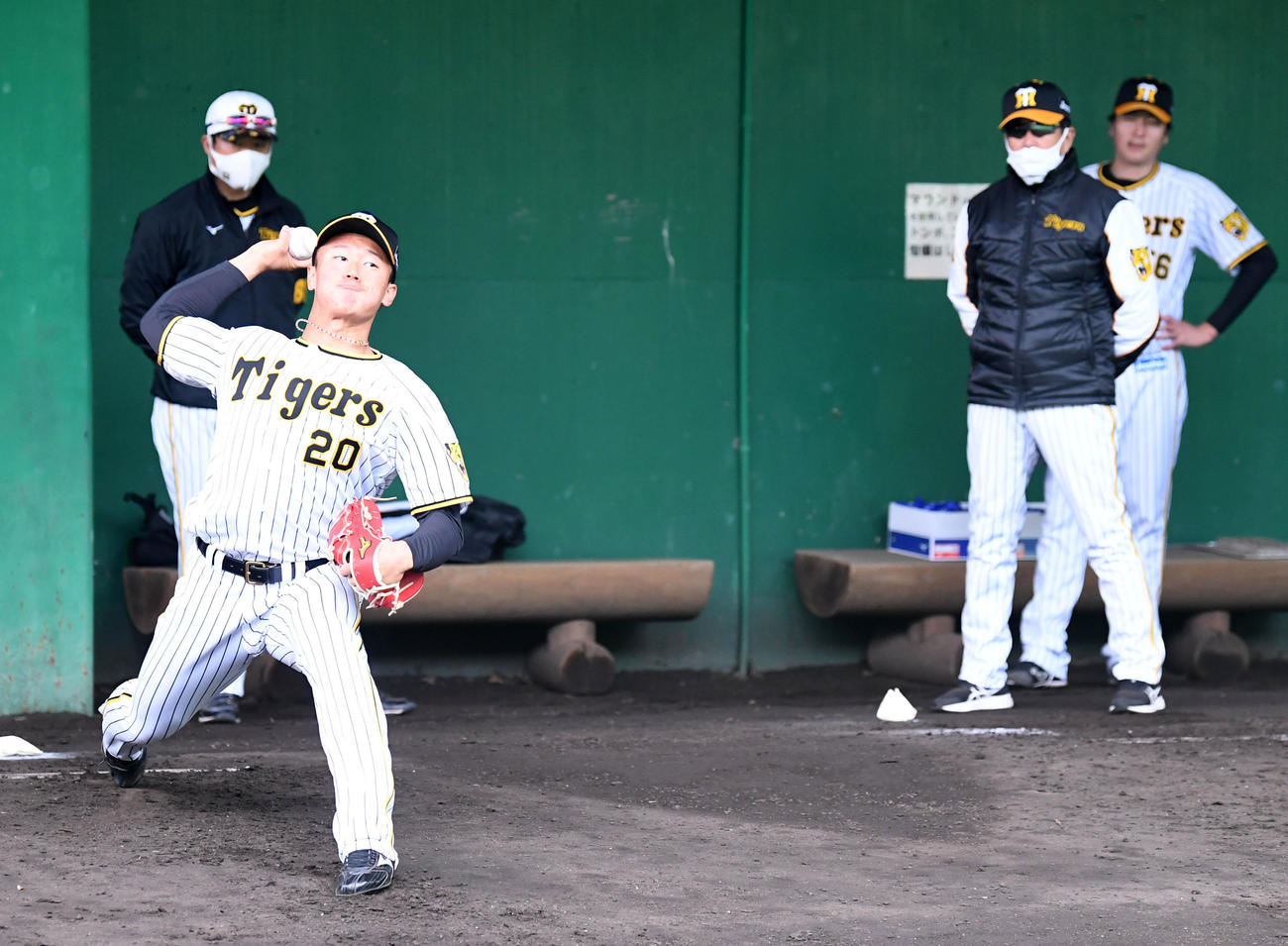 森木の投球練習を見る平田2軍監督（右）と安藤コーチ（撮影・前岡正明）