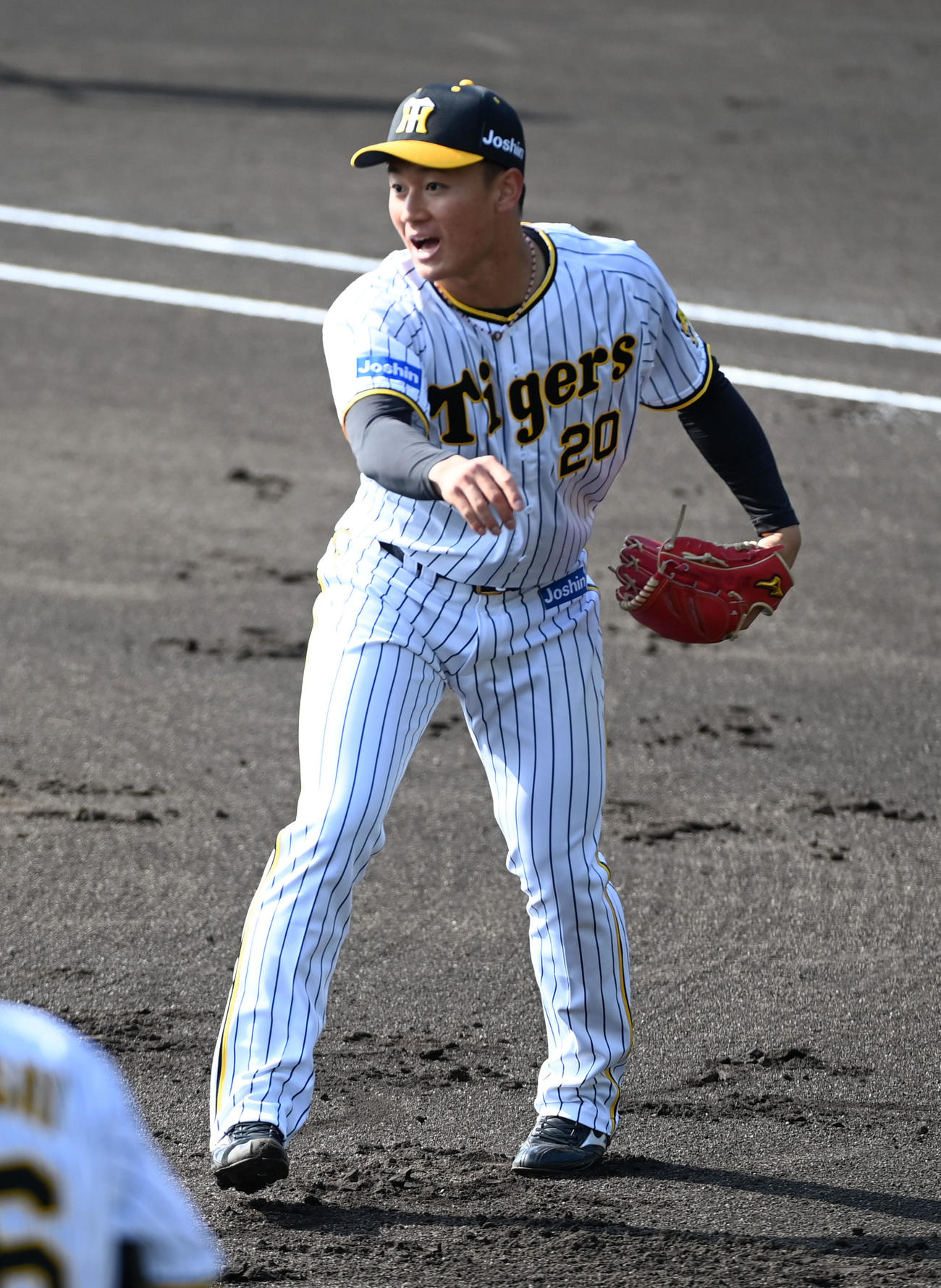 投内連係を行う森木（撮影・前岡正明）