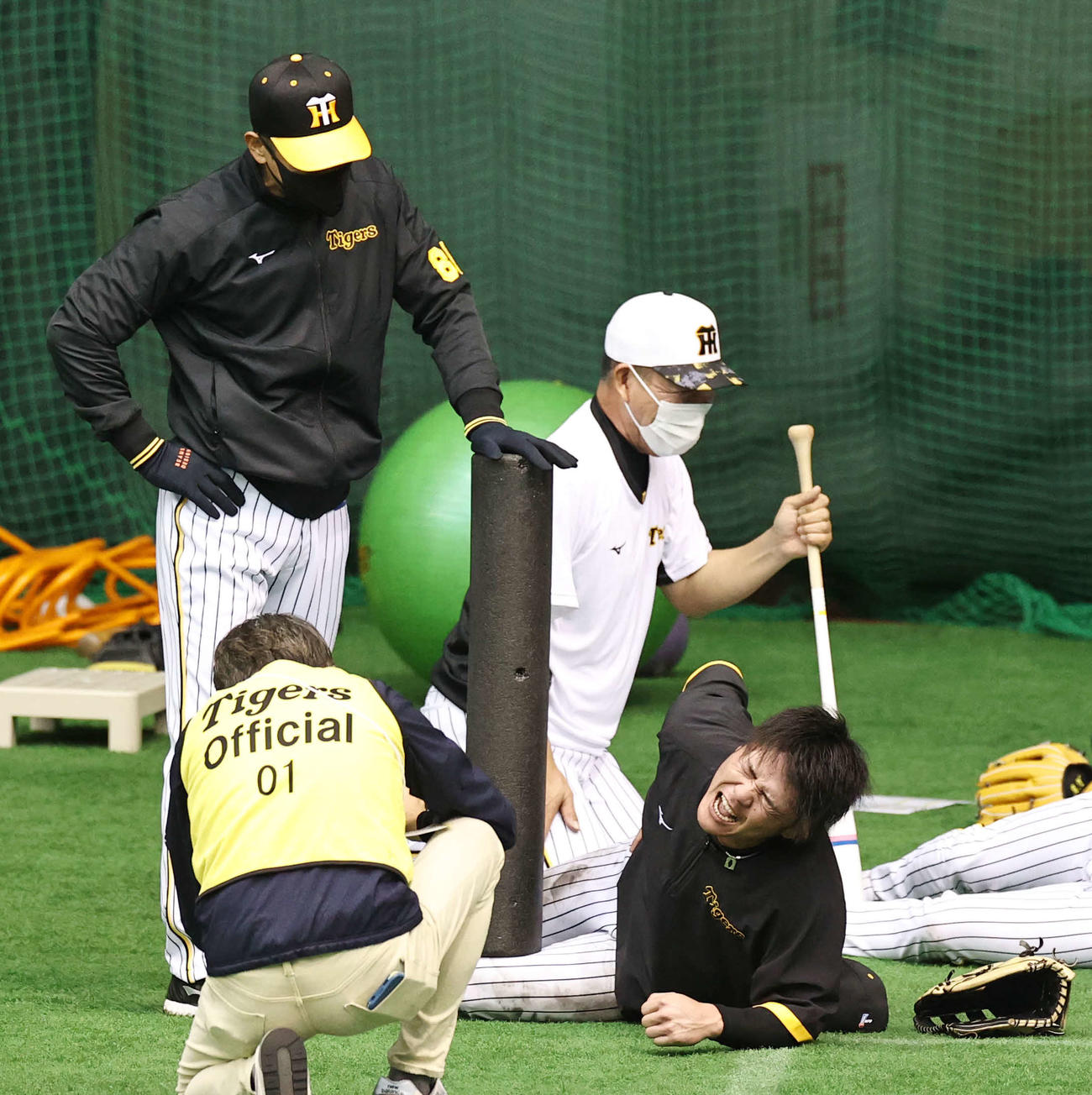 体幹を鍛える小野寺の左太ももをストレッチポールで押す矢野監督（撮影・加藤哉）
