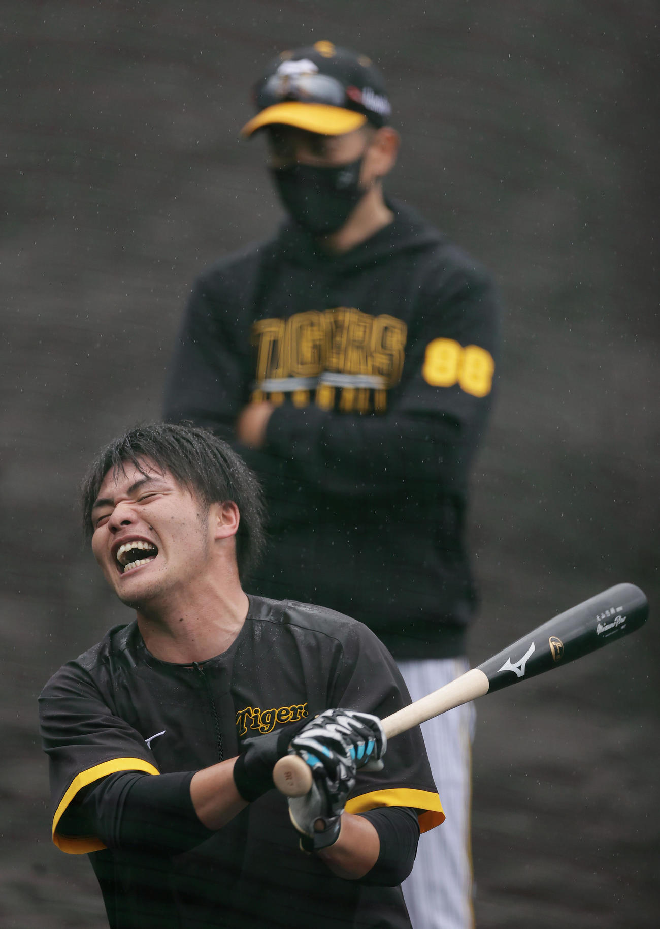 阪神矢野監督が見つめる前で打撃練習を行い、苦しそうな表情を見せる小野寺（撮影・前田充）