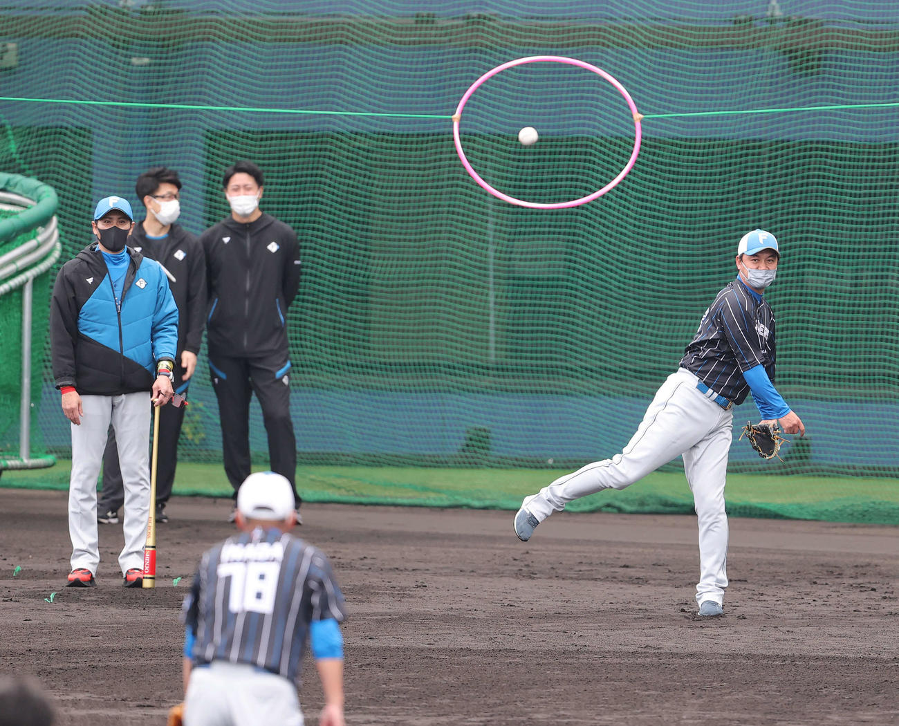 日本ハム金子コーチ（右）がフラフープの間に送球するのを見つめる新庄監督（撮影・河野匠）