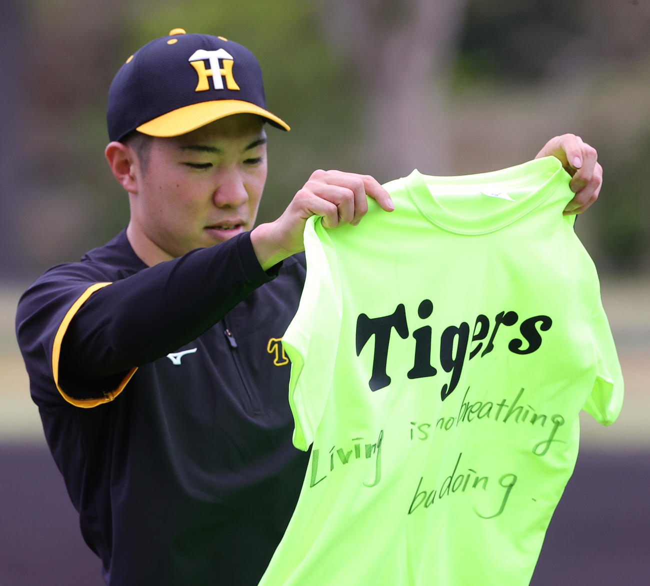 Tシャツにメッセージを込めた一日キャプテンの阪神石井（撮影・上山淳一）