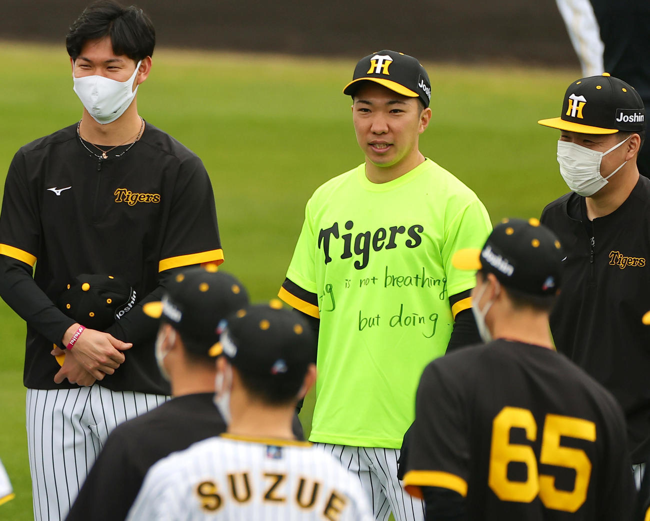 Tシャツにメッセージを込めた一日キャプテンの阪神石井（中央）（撮影・上山淳一）