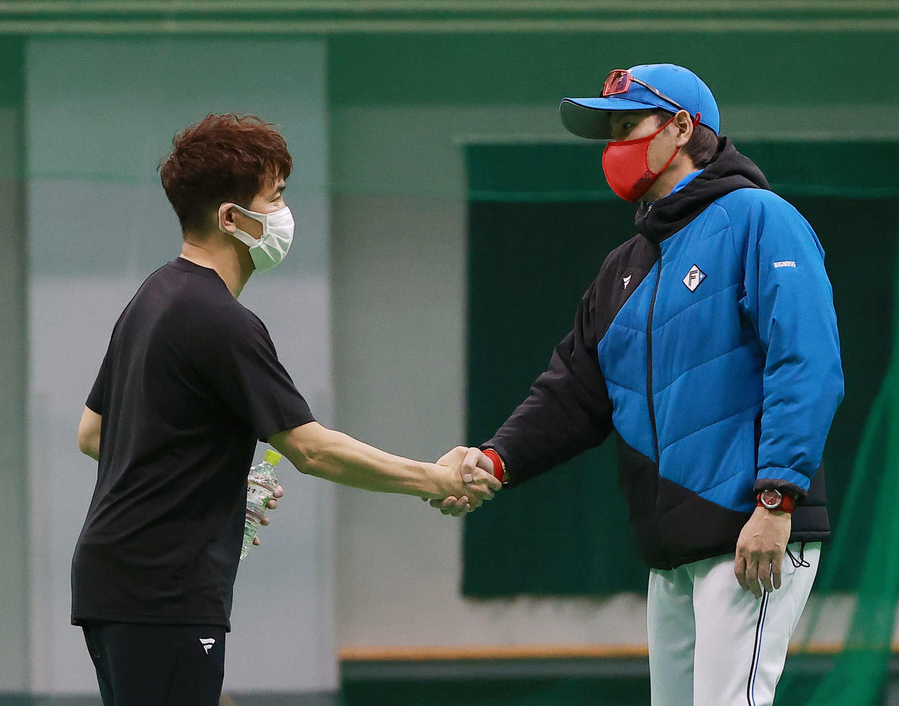 練習を終え握手を交わす日本ハム新庄監督（右）と武井臨時コーチ（球団提供）