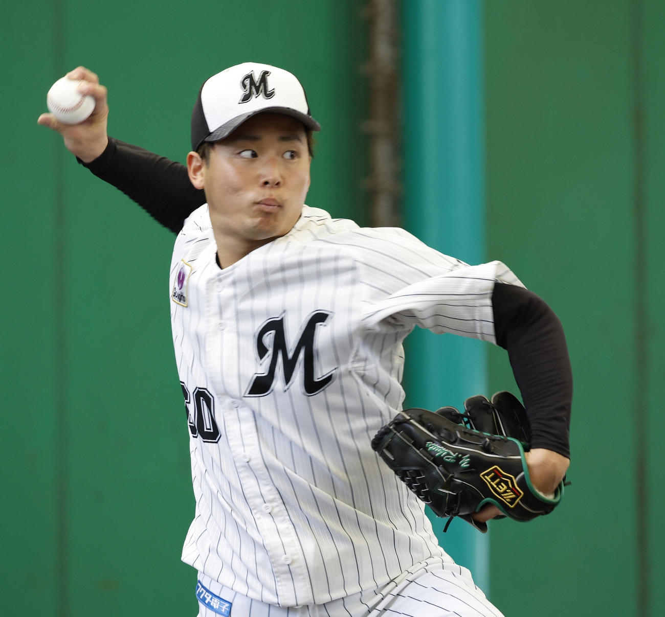 ブルペンで投球するロッテ横山陸人
