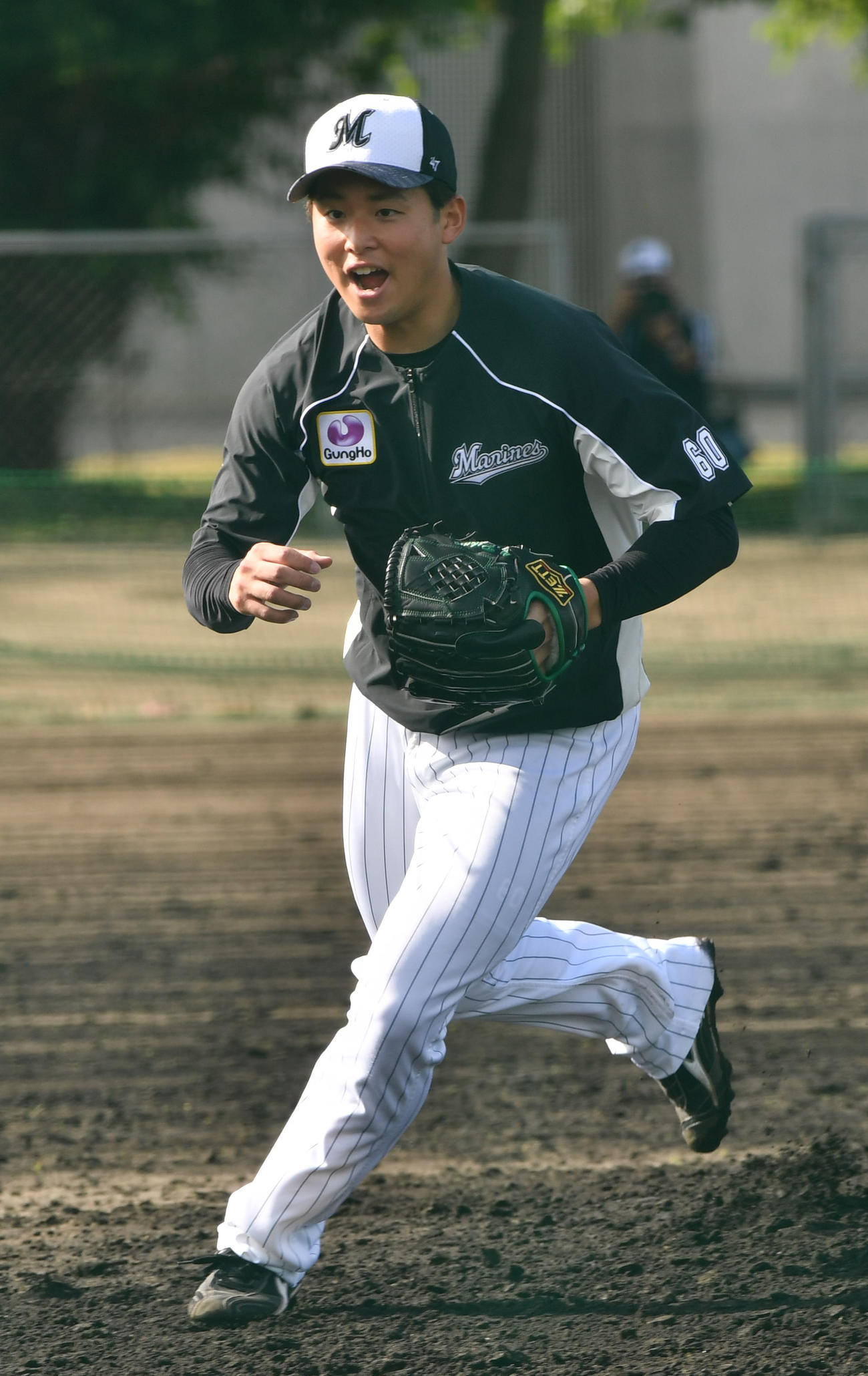 守備練習するロッテ横山陸人（撮影・柴田隆二）