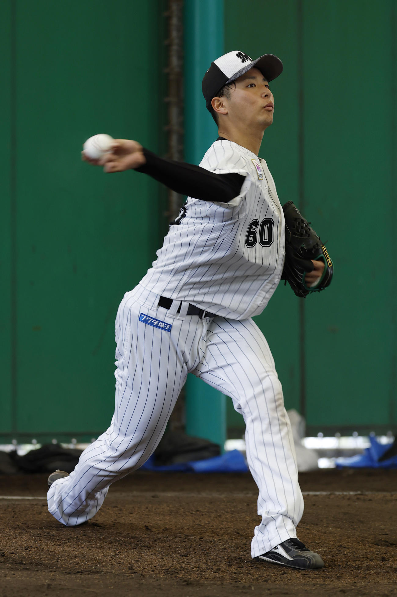 ブルペンで投球練習する横山