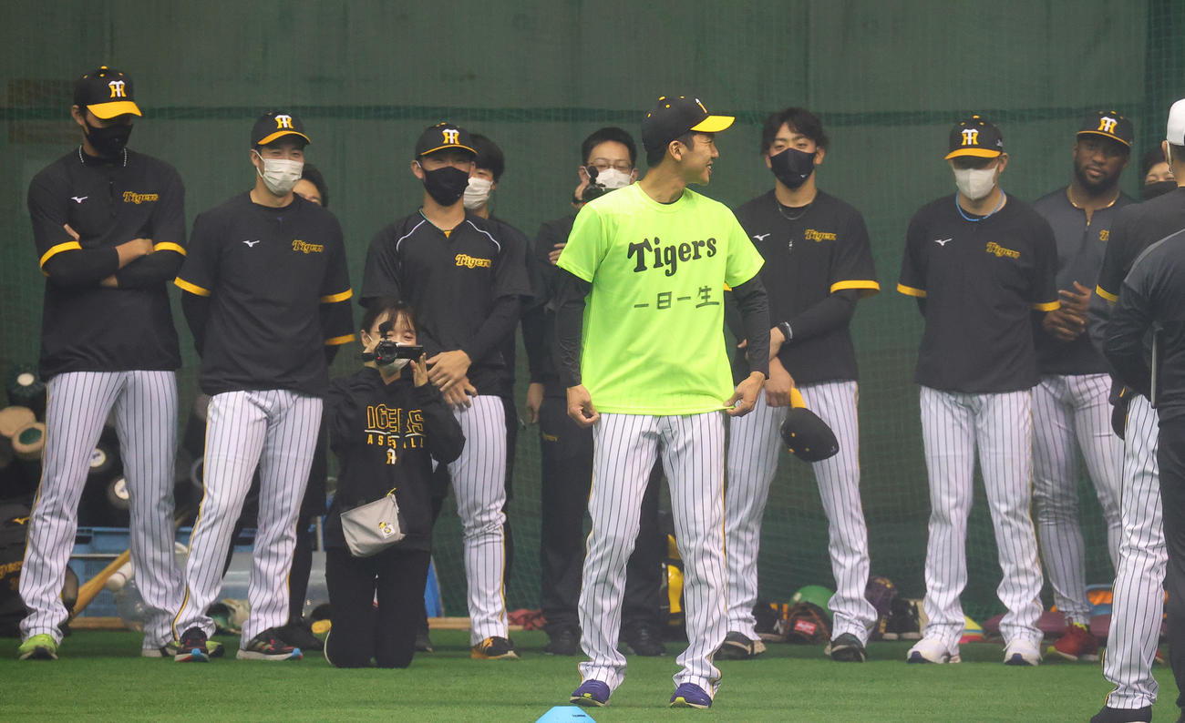 Tシャツにメッセージを込め、円陣であいさつする1日キャプテンの小野（撮影・上山淳一）