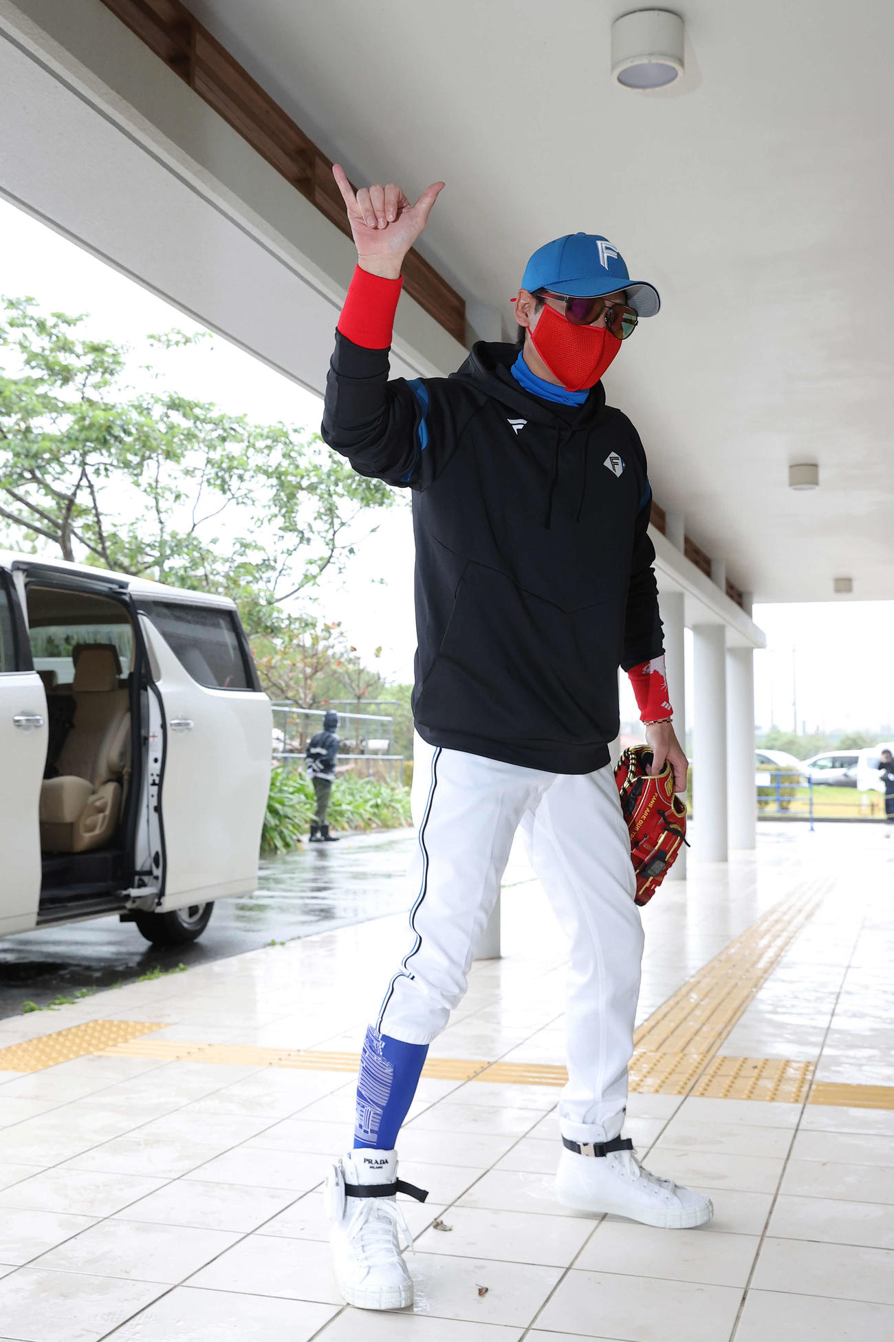 国頭の室内練習場に到着し、報道陣に声をかける日本ハム新庄監督（撮影・河野匠）