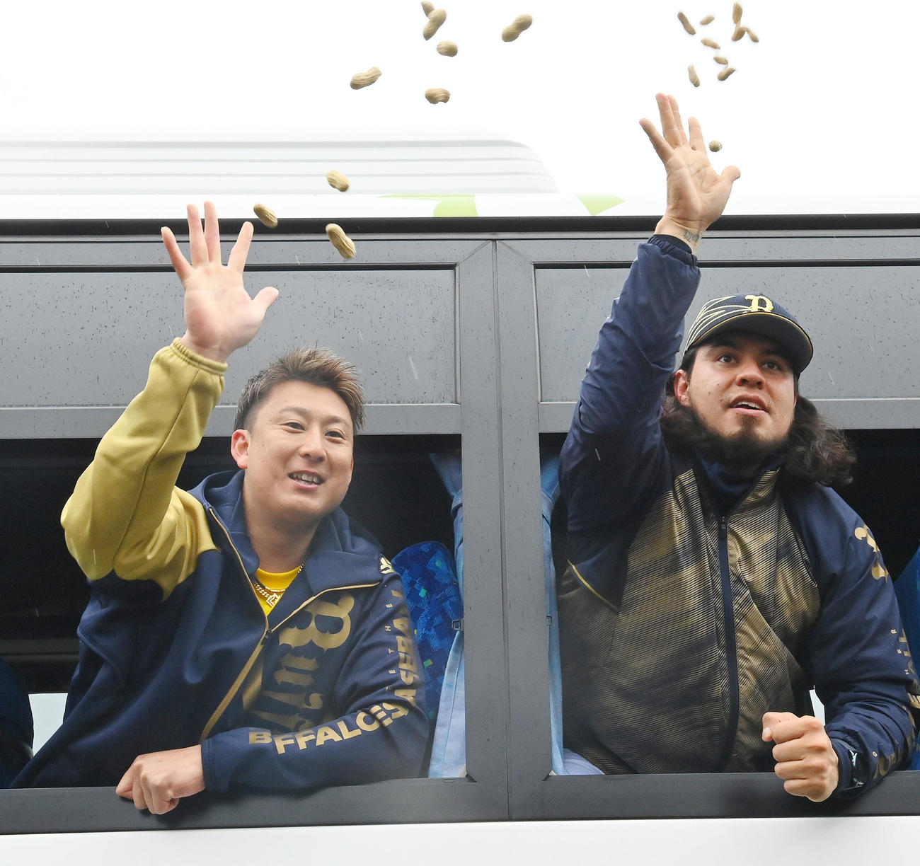 豆まきをする杉本とバルガス（撮影・和賀正仁）