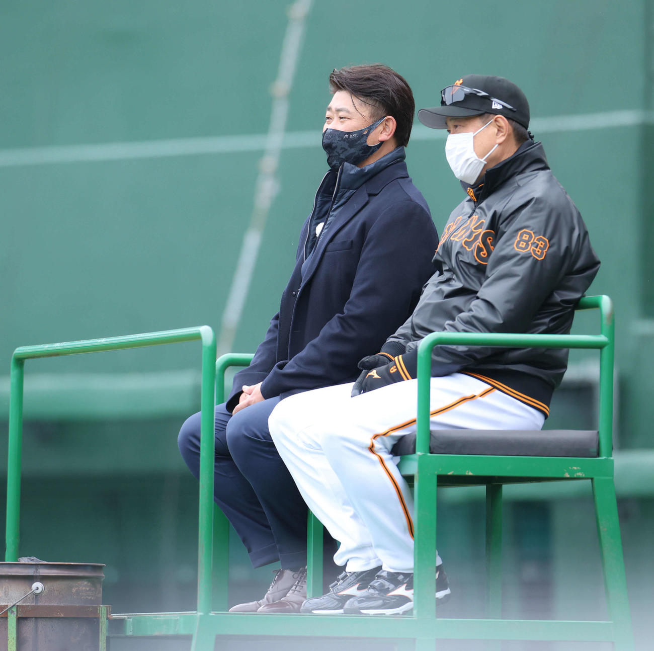 巨人キャンプを視察する松坂氏（左）と原辰徳監督（撮影・河田真司）