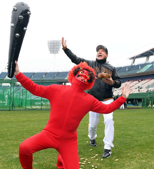 「コロナめ！」勢いよく豆をまく巨人原監督（撮影・たえ見朱実）