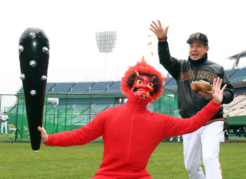 「コロナめ！」勢いよく豆をまく巨人原監督（撮影・たえ見朱実）
