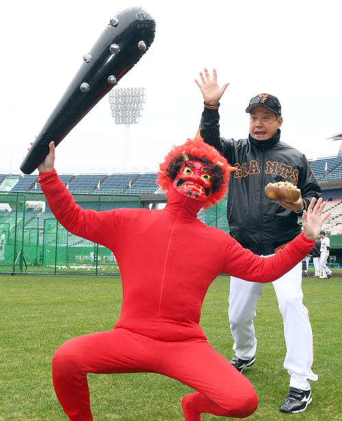 「コロナめ！」勢いよく豆をまく巨人原監督（撮影・たえ見朱実）