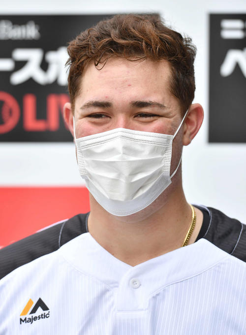 笑顔で囲み取材を受けるリチャード（撮影・岩下翔太）