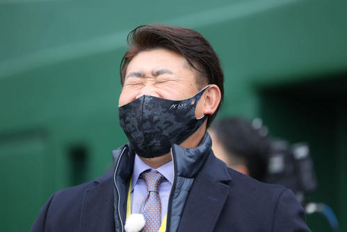 巨人キャンプを視察する松坂氏（撮影・河田真司）