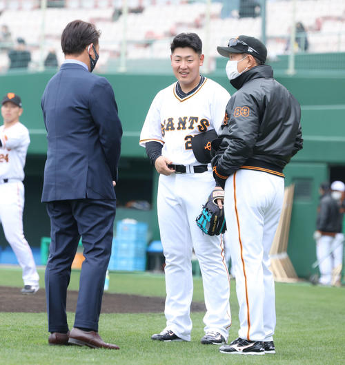 巨人キャンプを視察する松坂氏（左）にあいさつする巨人岡本和。右は原監督（撮影・河田真司）