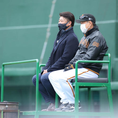 巨人キャンプを視察する松坂氏（左）と原辰徳監督（撮影・河田真司）