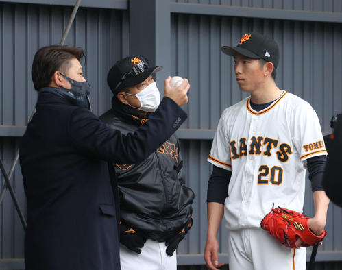 ブルペンで松坂氏（左）からアドバイスを受ける巨人戸郷（撮影・河田真司）