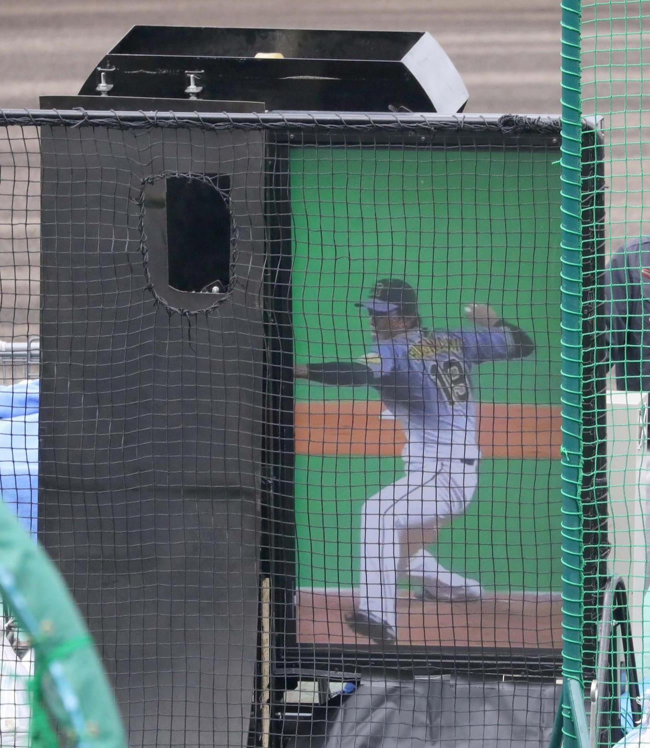 阪神藤浪の映像が流れる高速投球マシン（撮影・黒川智章）