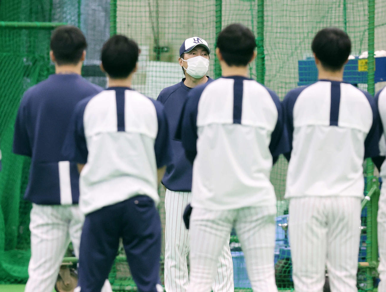 キャンプに合流したヤクルト高津監督（中央）（撮影・鈴木正人）