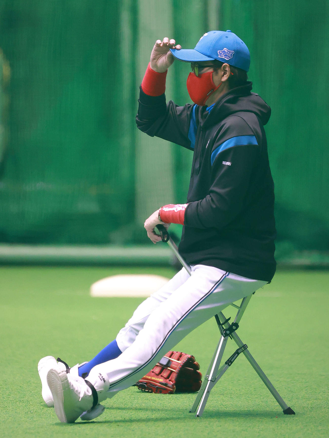 日本ハム武井臨時コーチの指導を見つめる新庄監督（球団提供）