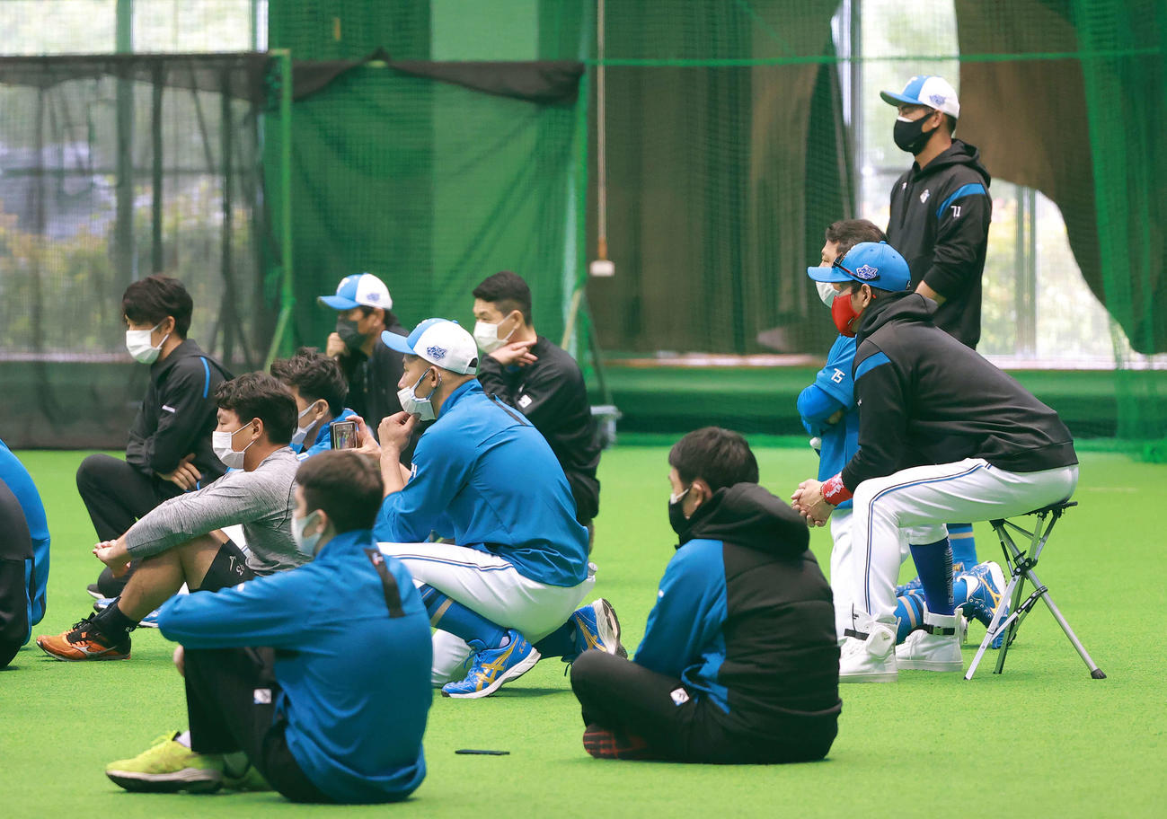 日本ハム武井臨時コーチの指導を食い入るように見つめる新庄監督（右端）（球団提供）