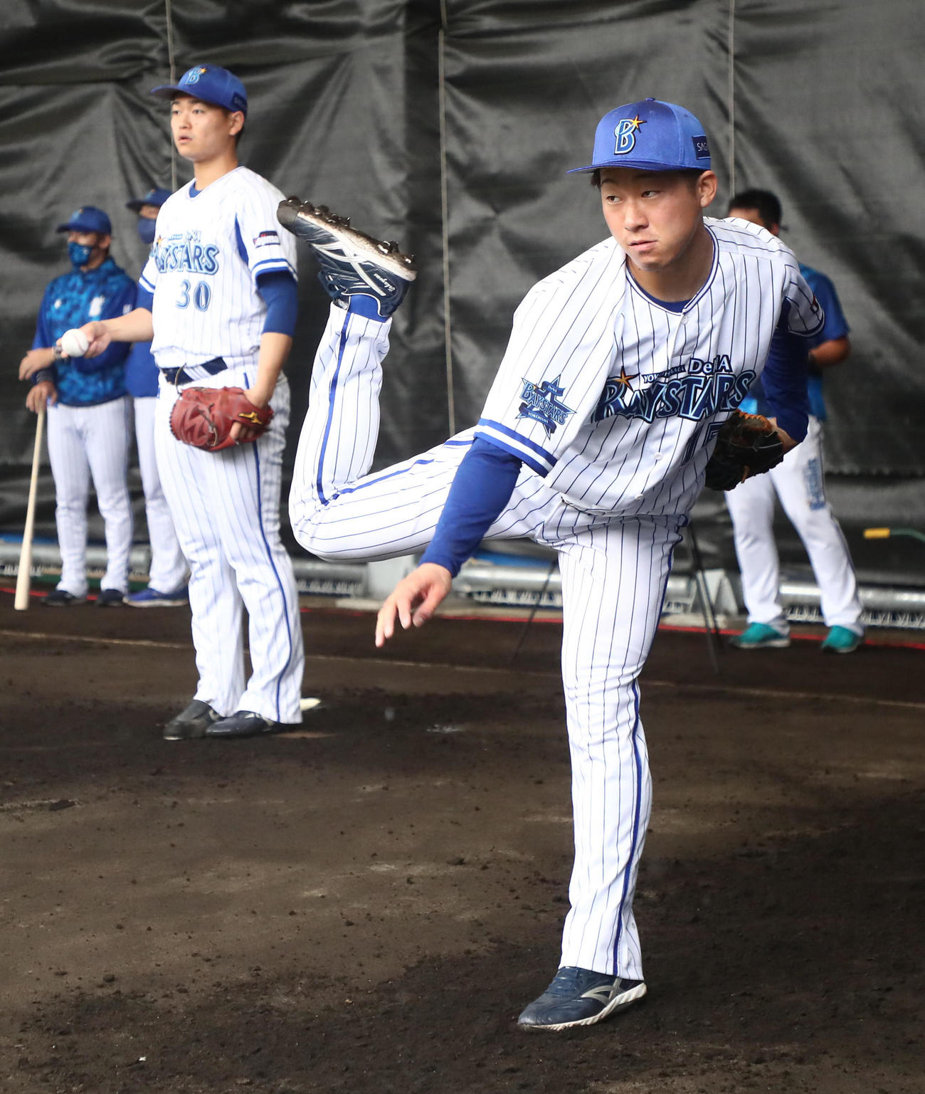 ブルペン調整するDeNA徳山。左は三浦（代表撮影）