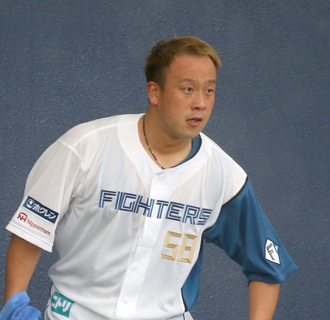 ブルペンで投球する金髪の日本ハム谷川（撮影・黒川智章）