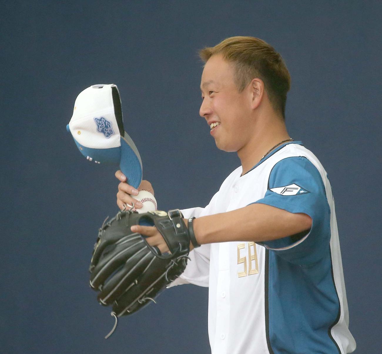 ブルペンで投球する金髪の日本ハム谷川（撮影・黒川智章）