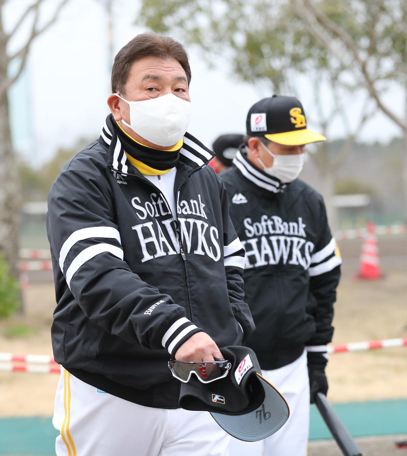 ランニング場に向かう藤本博史監督（撮影・梅根麻紀）