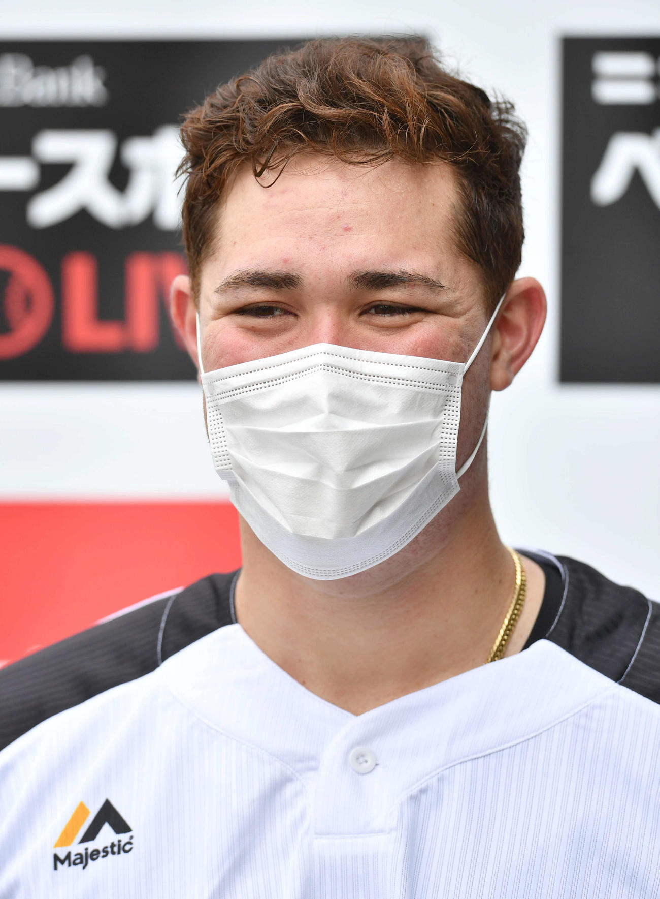 笑顔で囲み取材を受けるリチャード（撮影・岩下翔太）
