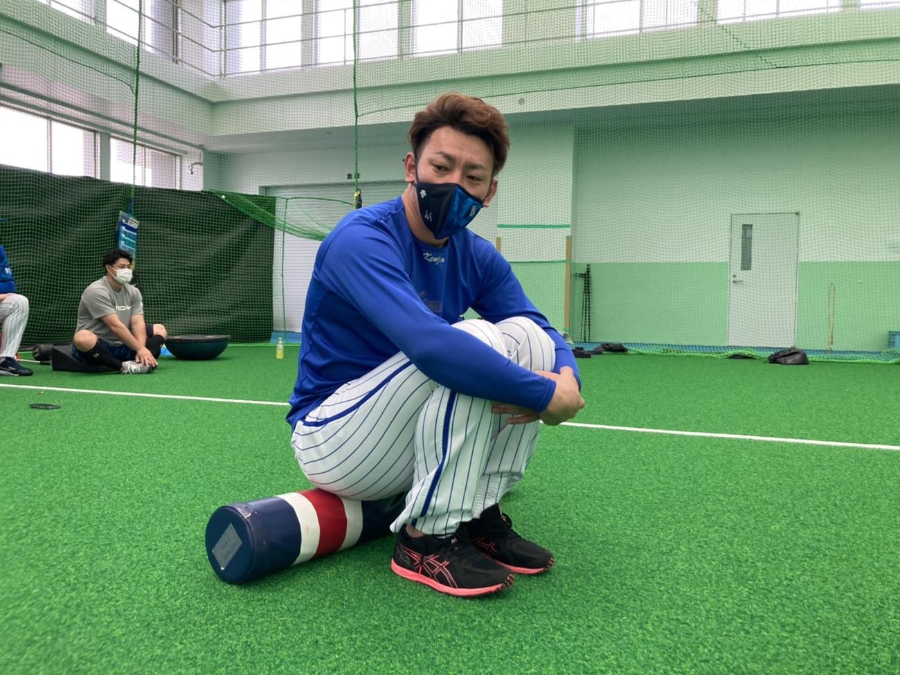 ストレッチポールの上でリラックスする田中健