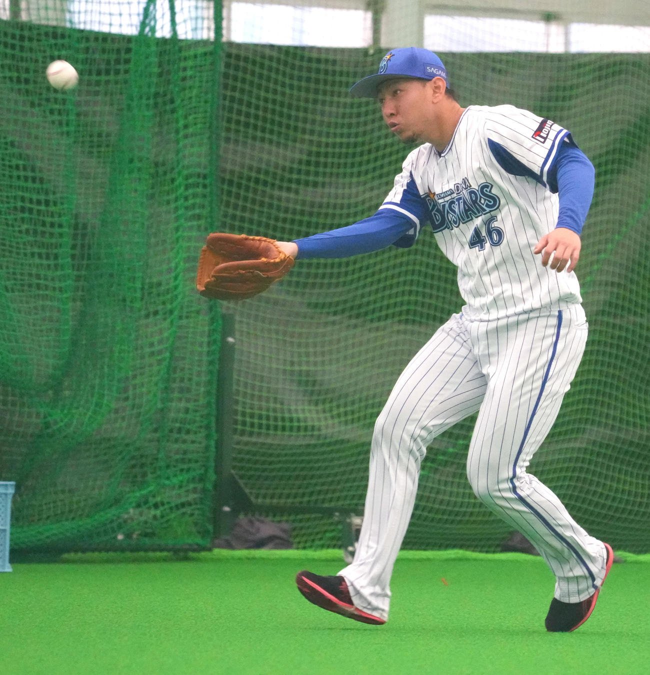 室内でノックを受けるDeNA田中健（撮影・小沢裕）